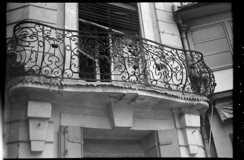 Balcon en fer forgé du premier étage sur le pan coupé.