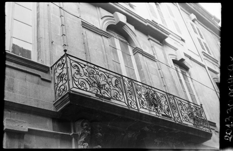 Fenêtre avec balcon.