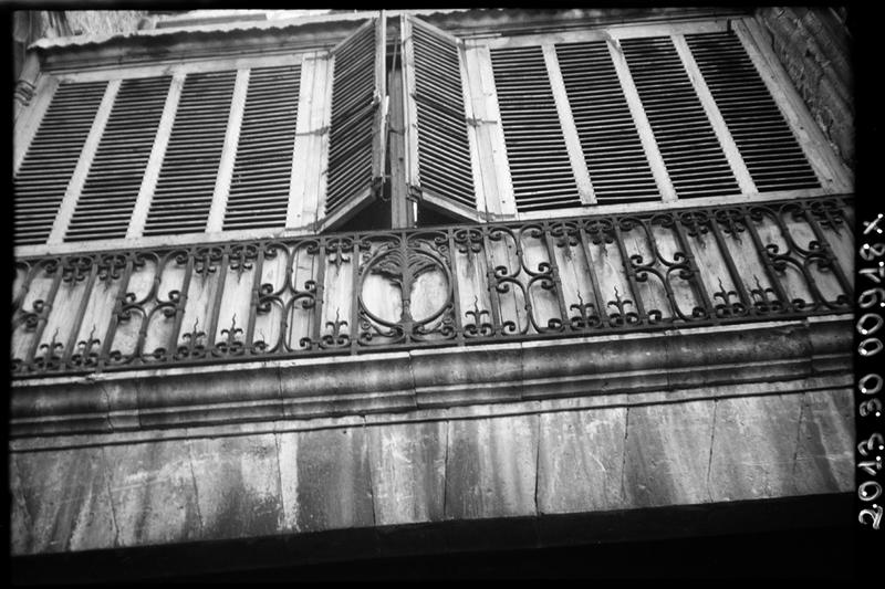 Façade sur l'arcade surmontant la rue.