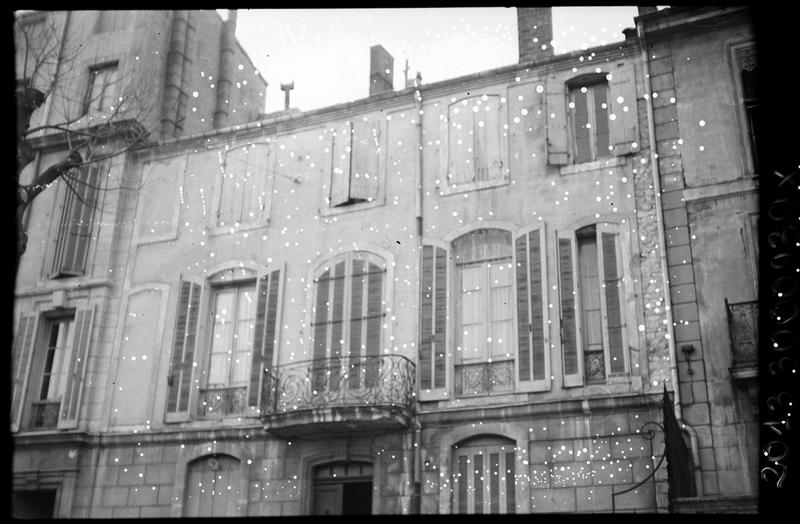 Façade avec balcon en fer forgé.