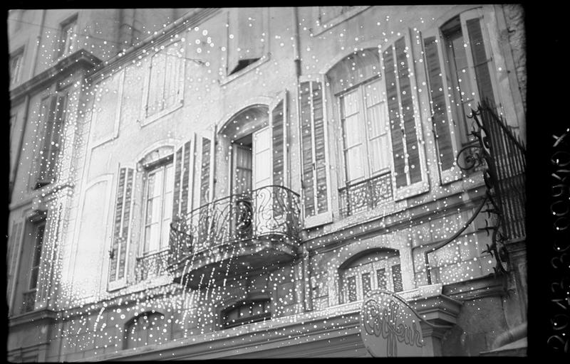 Façade avec balcon en fer forgé.