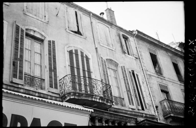 Façade avec balcon en fer forgé.