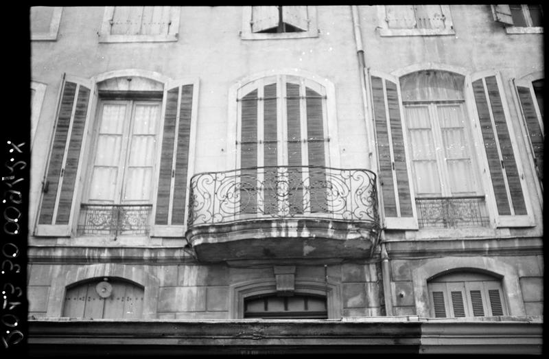 Façade avec balcon en fer forgé.