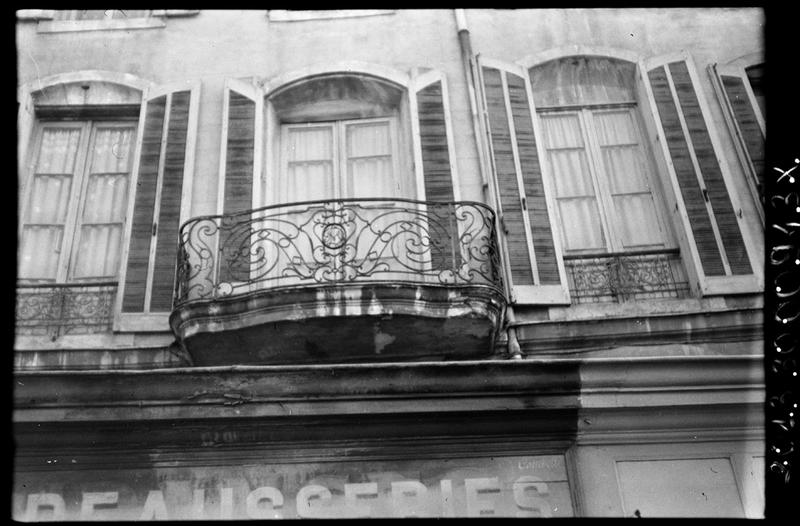 Façade avec balcon en fer forgé.