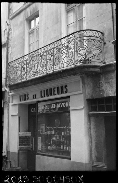 Façade avec balcon en fer forgé.