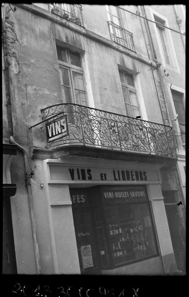 Façade avec balcon en fer forgé.