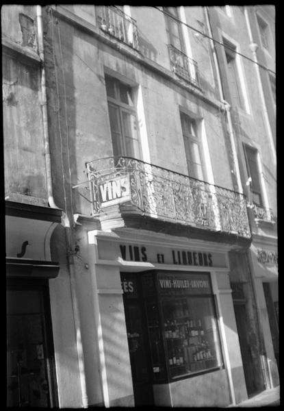 Façade avec balcon en fer forgé.