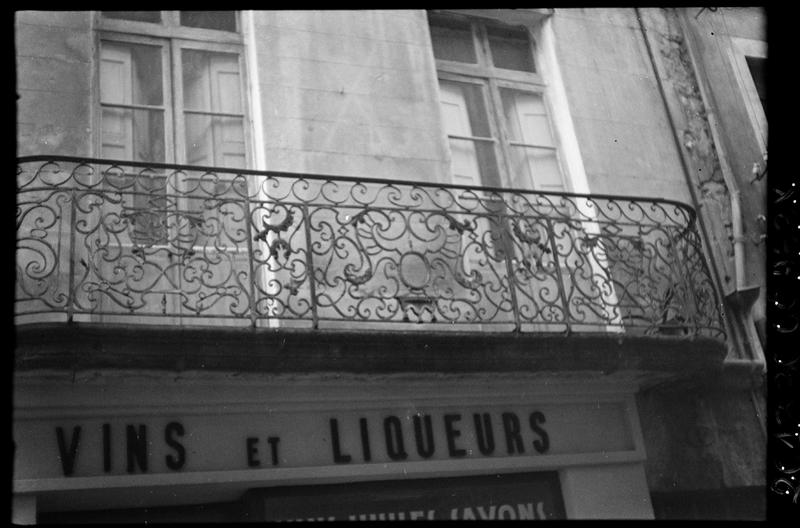 Façade avec balcon en fer forgé.