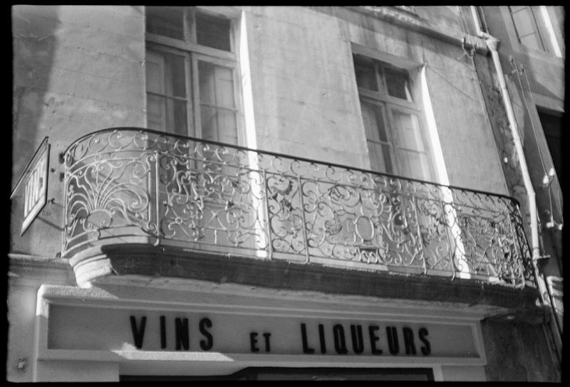 Façade avec balcon en fer forgé.