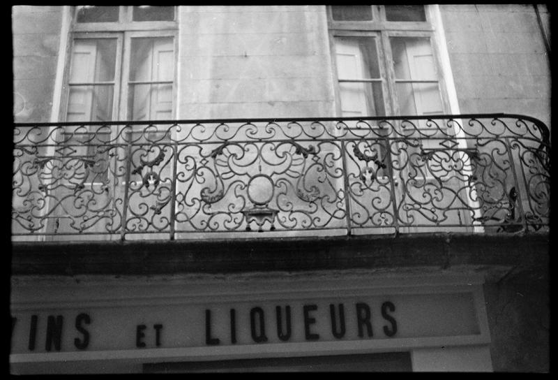 Façade avec balcon en fer forgé.