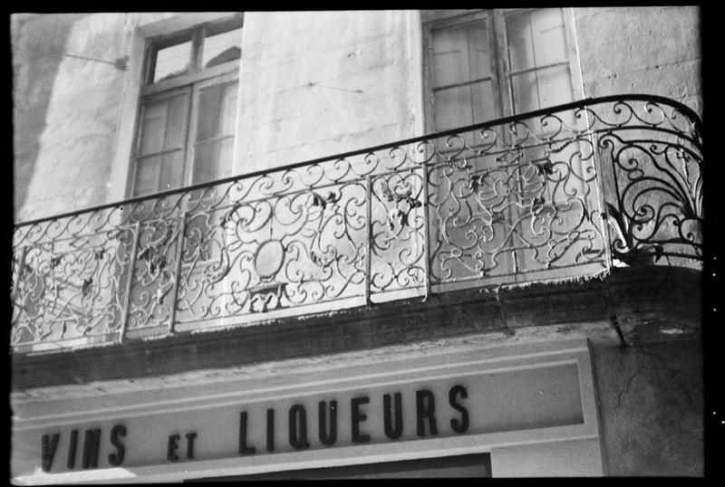 Façade avec balcon en fer forgé.