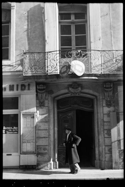 Façade, travée centrale avec balcon.