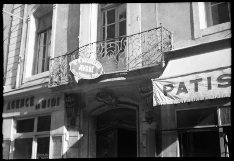 Fenêtre avec balcon en fer forgé.