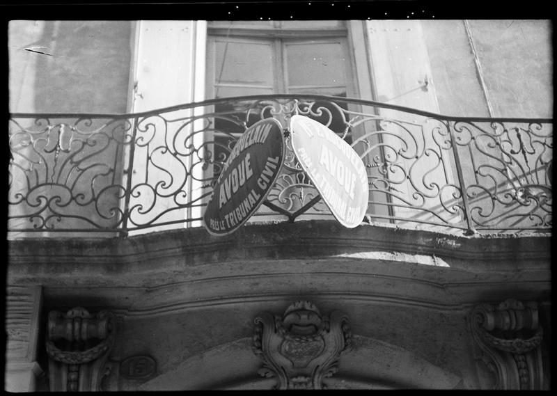 Fenêtre avec balcon en fer forgé.