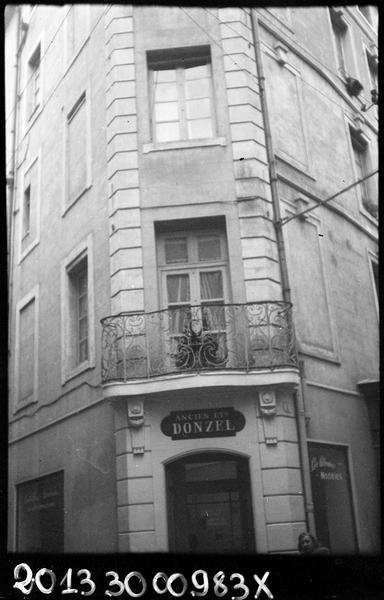 Façade avec balcon en fer forgé à l'angle de la rue de l'Aspic.