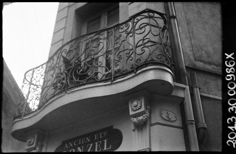 Fenêtre avec balcon en fer forgé à l'angle de la rue de l'Aspic.