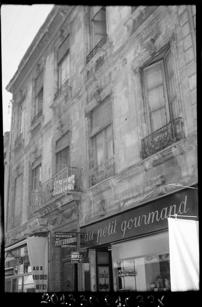 Façade avec balcon.