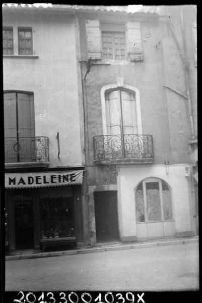 Façade avec balcon en fer forgé.