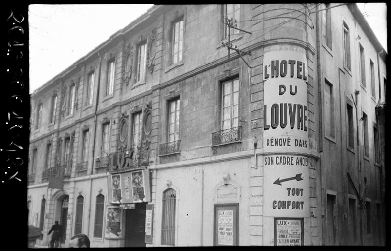 Façade, angle sur la petite rue du Louvre.