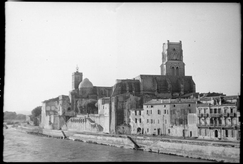 Vue d'ensemble avec l'église paroissiale et le prieuré Saint-Pierre.