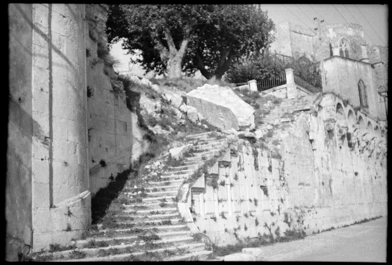 Escalier vu depuis le quai, montée côté prieuré Saint-Pierre.