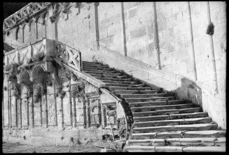 Escalier vu depuis le quai, montée côté église paroissiale.