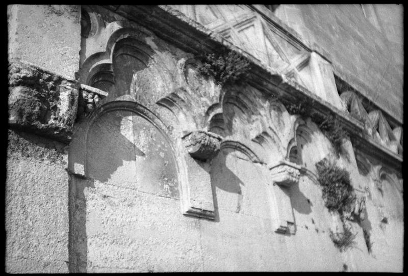 Rampe et côté de l'escalier.