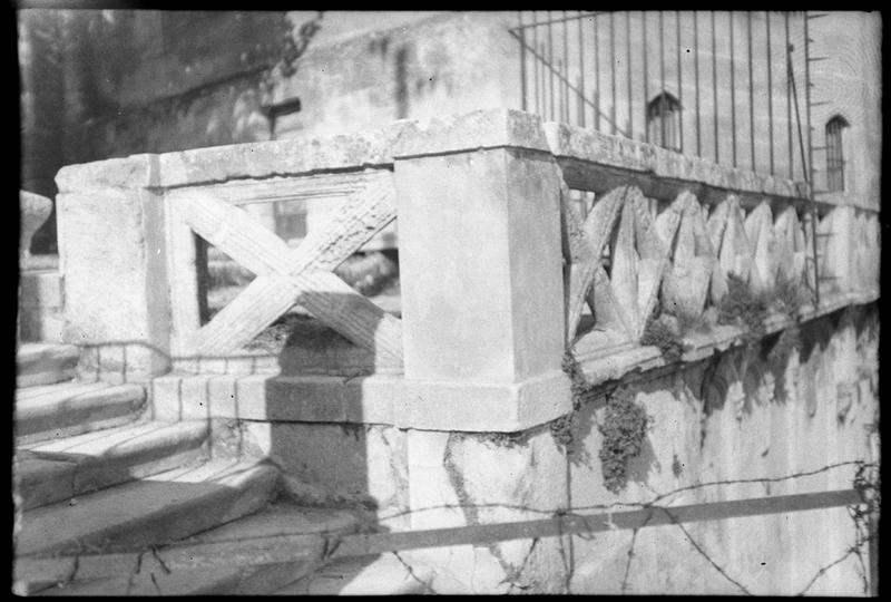 Balustrade de l'escalier sur la place.