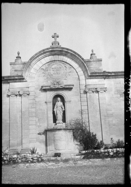 Façade est, motif central avec statue de la Vierge.