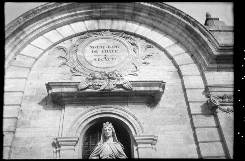 Façade est, fronton arrondi central.