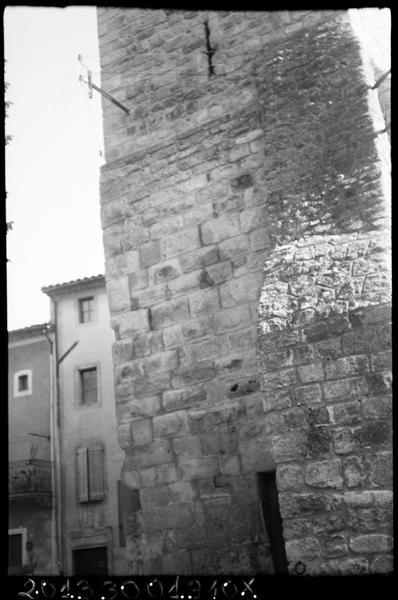 Tour-horloge, détail des pierres à bossages.