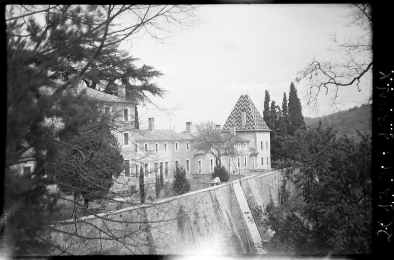 Aile est du grand cloître et mur de soutènement sur le ruisseau.