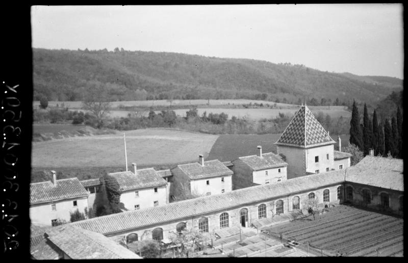 Grand cloître : vue d'ensemble, tour nord-est.