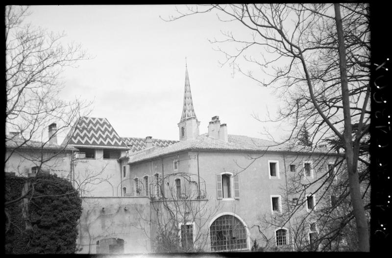 Vue de l'arrivée : façade extérieure de la cour d'entrée.