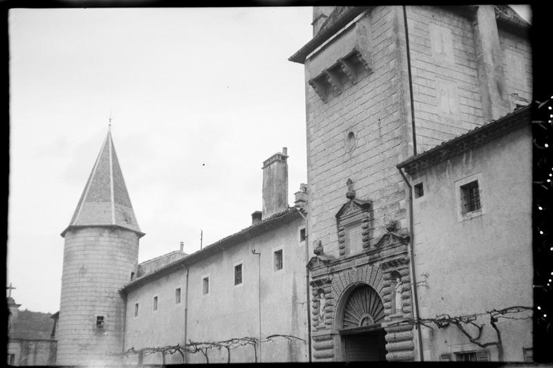 Façade de la cour d'entrée avec la tour carrée de l'entrée vers la cour d'honneur.