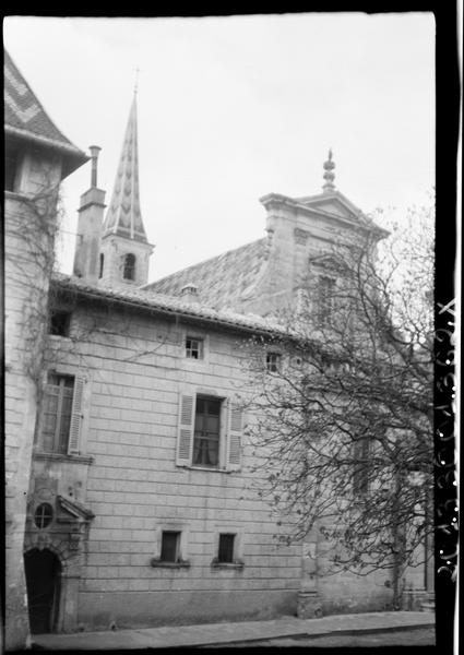 Cour d'honneur : façade de l'église et porte vers le cloitre.