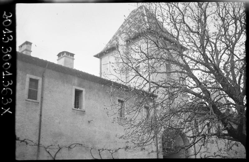 Cour d'honneur : façade et tour carrée de l'entrée.