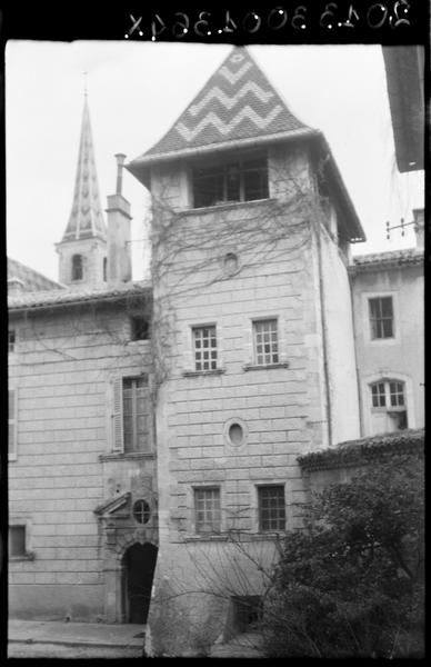 Cour d'honneur : tour de l'escalier.