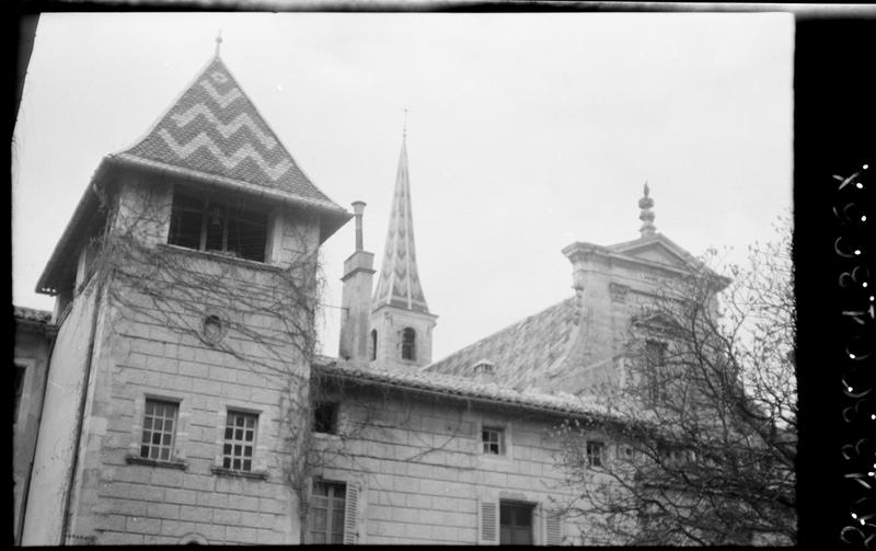 Cour d'honneur : église et tour de l'escalier : toitures.