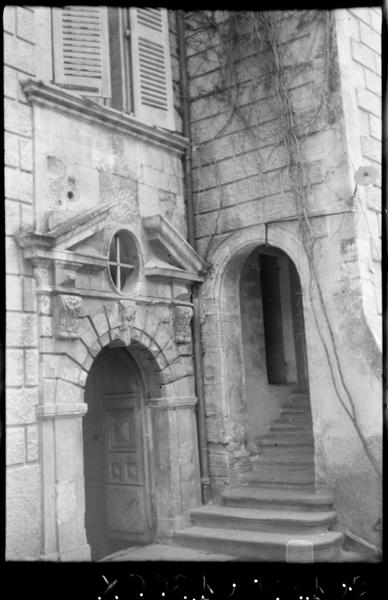 Cour d'honneur : porte vers le cloître et départ de l'escalier.