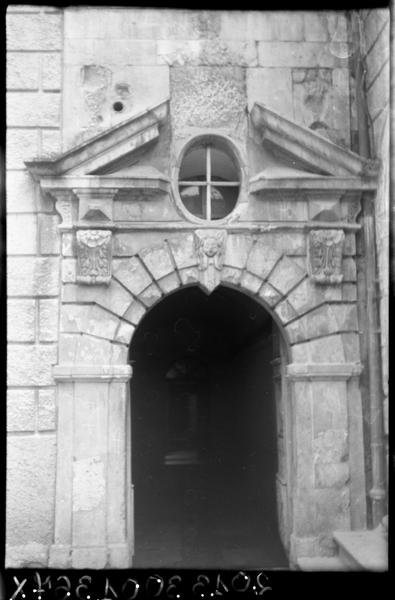 Cour d'honneur : porte vers le cloître.