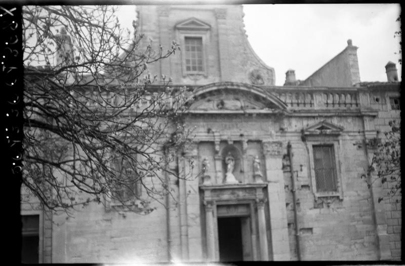 Eglise : façade sur la cour d'honneur, partie inférieure.