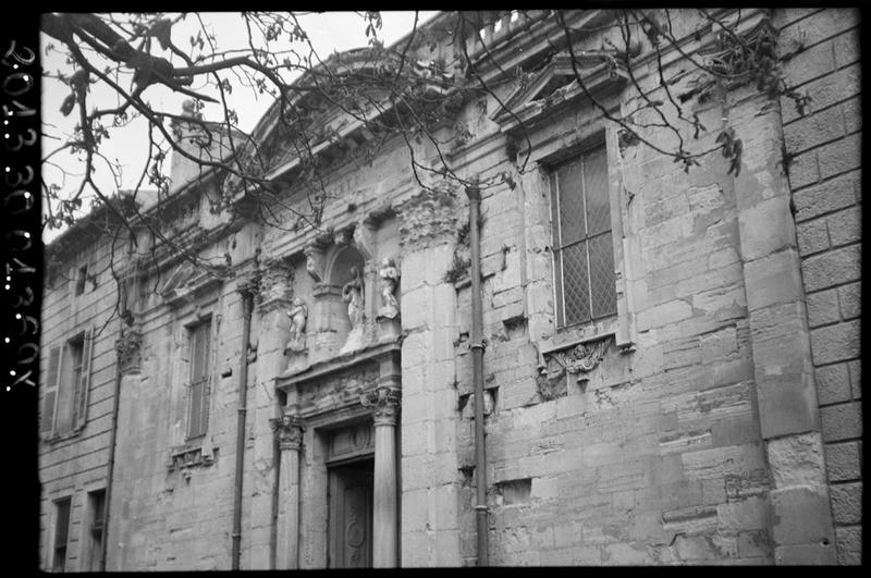 Eglise : façade sur la cour d'honneur, détail.