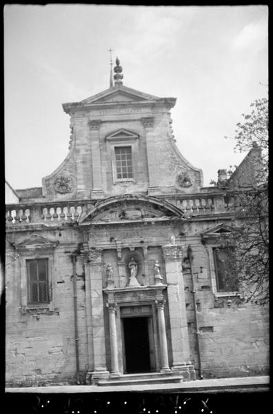 Eglise : façade sur la cour d'honneur.