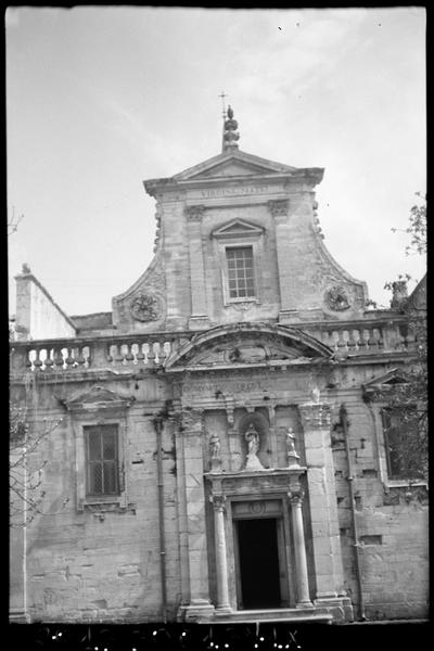 Eglise : façade sur la cour d'honneur.