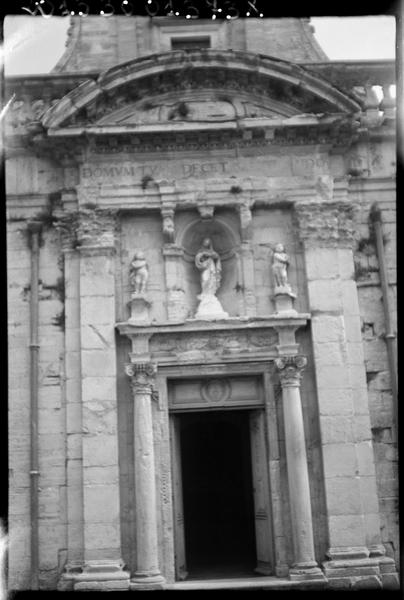 Eglise : façade sur la cour d'honneur.