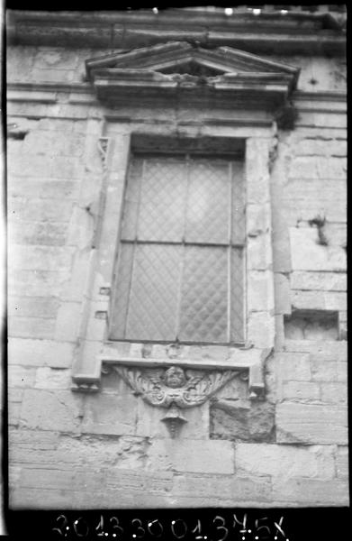 Eglise : façade sur la cour d'honneur, fenêtre.