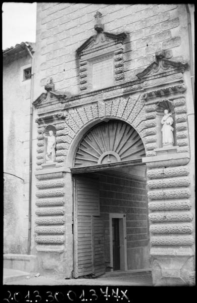 Tour carrée de l'entrée vers la cour d'honneur : portail à bossages.