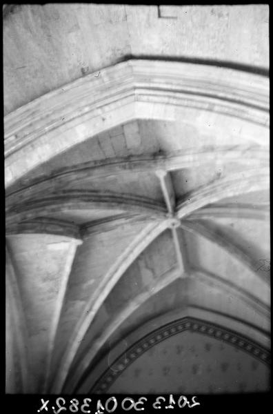 Chapelle Sainte Philomène au nord du porche : voûte à liernes et tiercerons.