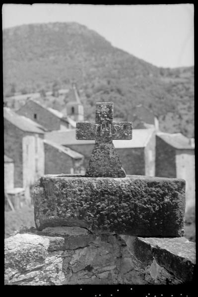 Croix sur le pont marquée IHS.